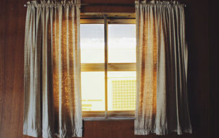 ¿Es mejor comprar cortinas cortas o largas para ventanas?