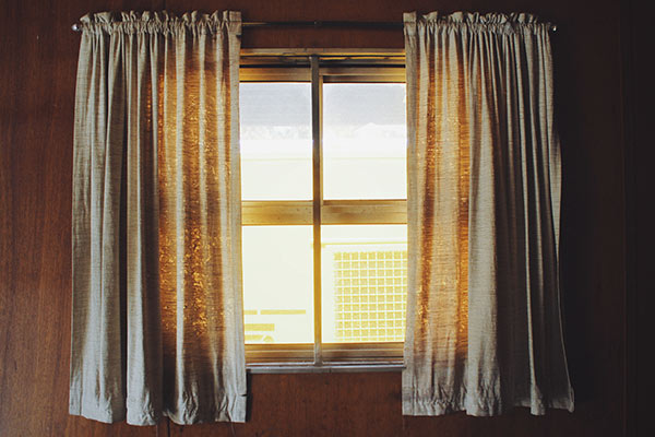 ¿Es mejor comprar cortinas cortas o largas para ventanas?
